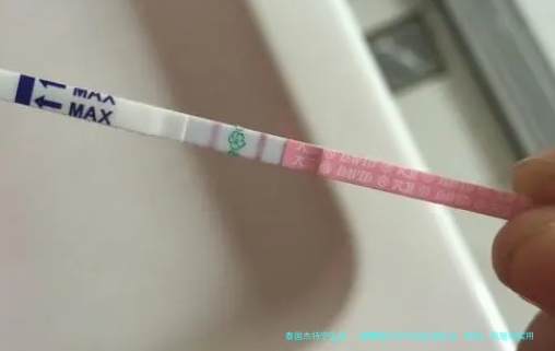 孕期走路多后褐色分泌物：原因、风险与实用应对指南